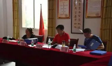 石河中學接受市“全國校園足球特色學?！痹u估檢查