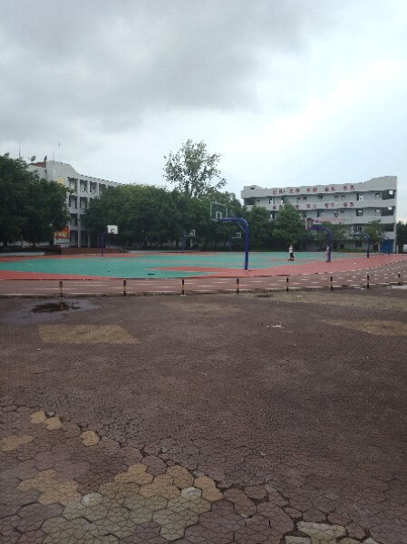 地處內(nèi)江市東興區(qū)郭北鎮(zhèn)。學校依山傍水，位于清流河畔，獅子山腳下。五十多年來，以其優(yōu)良的校風、教風、學風、社會形象和獨特的辦學風格，被評為“內(nèi)江市示范性高中”、“內(nèi)江市校風示范校”、“內(nèi)江市最佳文明單位”、“內(nèi)江市辦學水平督導評估優(yōu)秀學?！?、“內(nèi)江市體育傳統(tǒng)項目學?！薄ⅰ皟?nèi)江市德育工作先進學?！?、“內(nèi)江市和諧校園”。