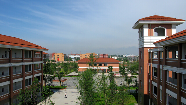 崇州市崇慶中學(xué)院校環(huán)境
