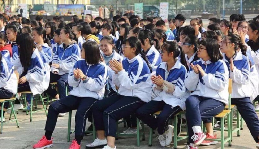 資陽(yáng)外國(guó)語(yǔ)學(xué)校環(huán)境、教學(xué)設(shè)施好不好？