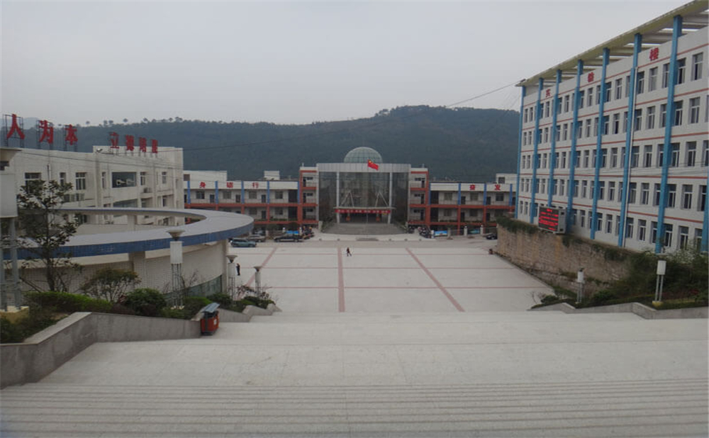 通江縣第二中學(xué)學(xué)校詳細(xì)地址在什么地方？