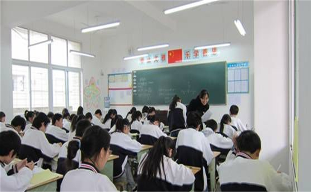 鼎山中學(xué)學(xué)校環(huán)境怎么樣？