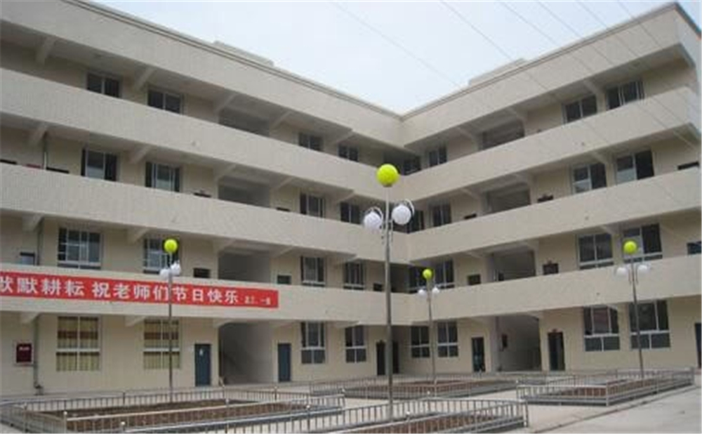 奇章中學(xué)學(xué)校環(huán)境如何？