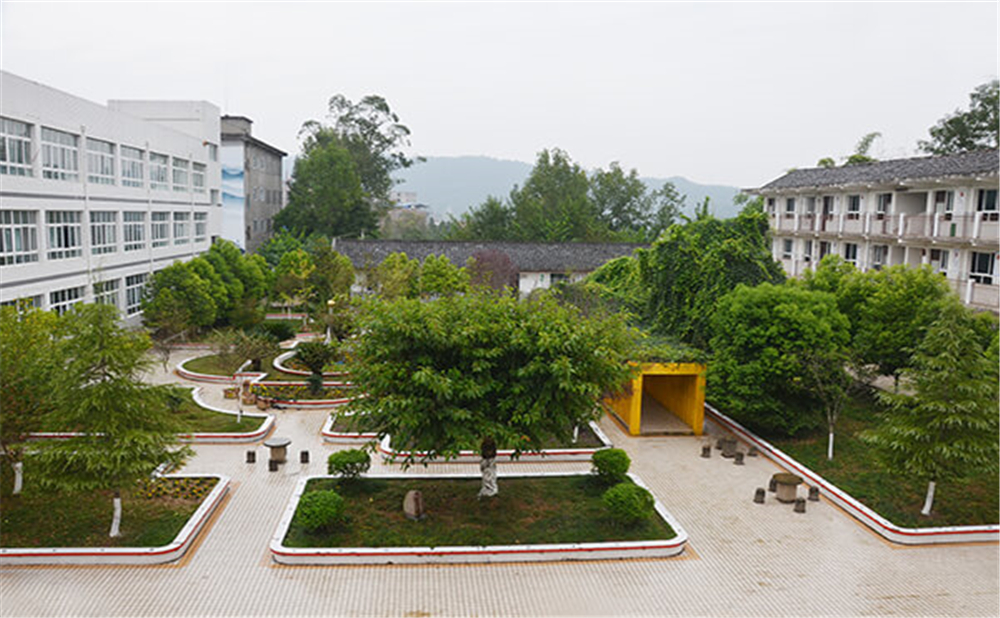 曾口中學(xué)學(xué)校環(huán)境怎么樣？