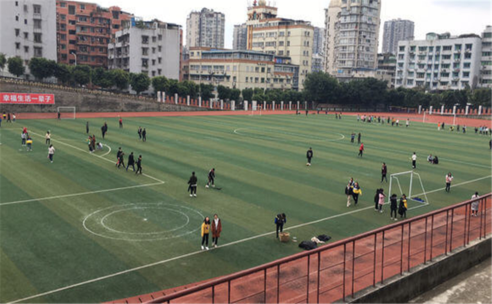 內江市翔龍中學學校環(huán)境怎么樣？