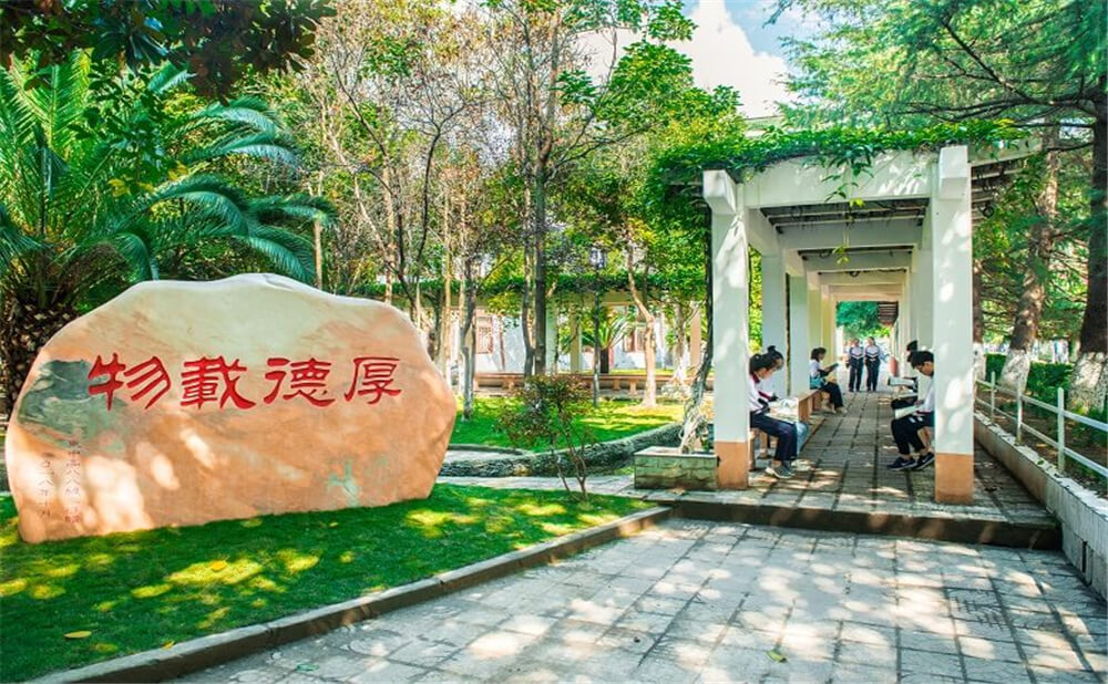 閬中東風(fēng)中學(xué)學(xué)校環(huán)境怎么樣？