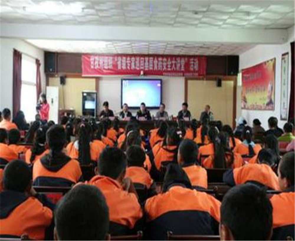 鄉(xiāng)城縣中學(xué)2020年學(xué)校學(xué)費多少錢一年？
