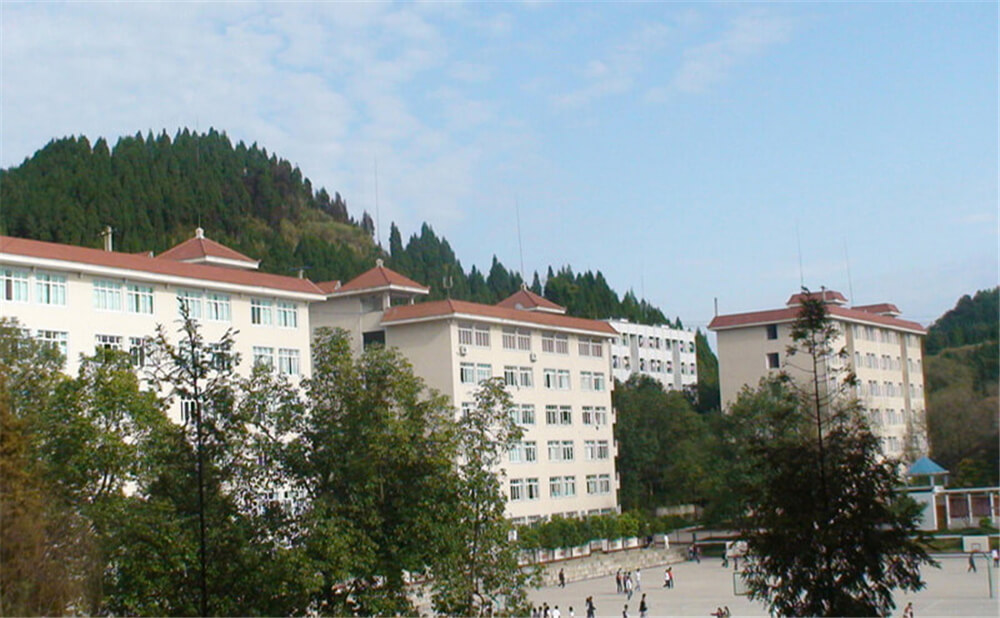 建興中學(xué)學(xué)校環(huán)境怎么樣？