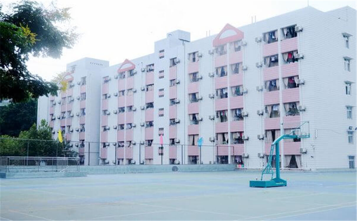 西南交通大學附屬中學每年的學費多少錢？