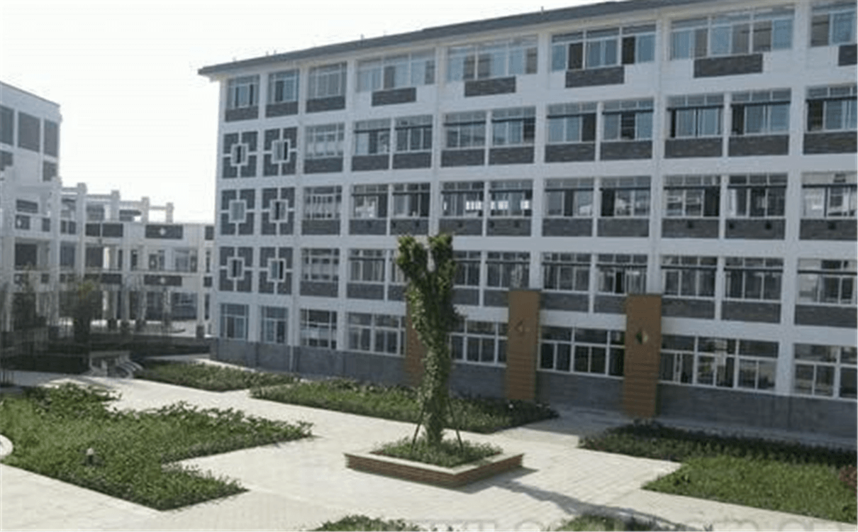 都江堰中學(xué)每年的學(xué)費是多少錢？