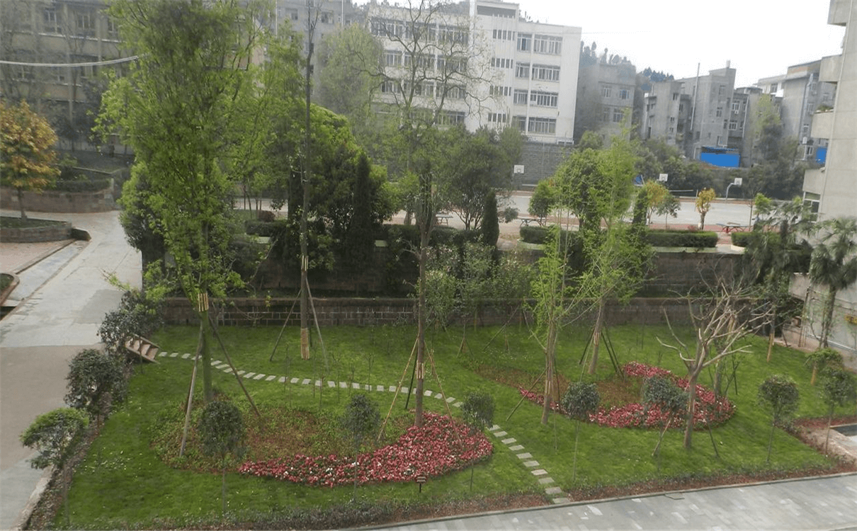 竹篙中學(xué)每年的學(xué)費是多少錢？