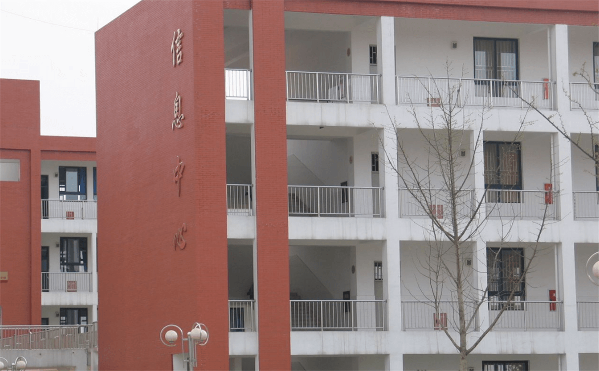 金堂中學(xué)每年的學(xué)費是多少錢？