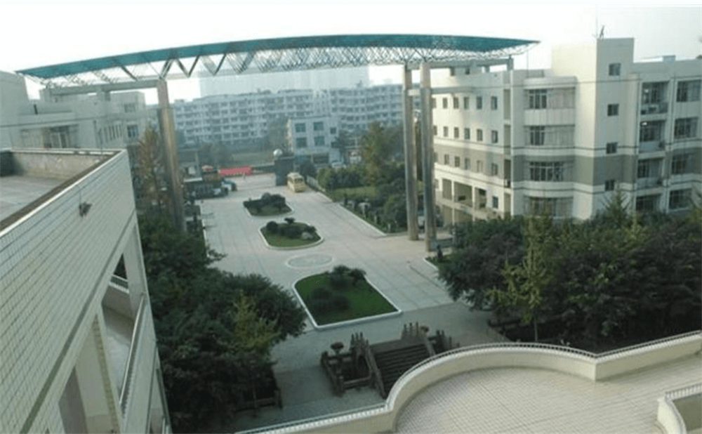 成都市華陽(yáng)中學(xué)外招生一年的學(xué)費(fèi)是多少錢(qián)？