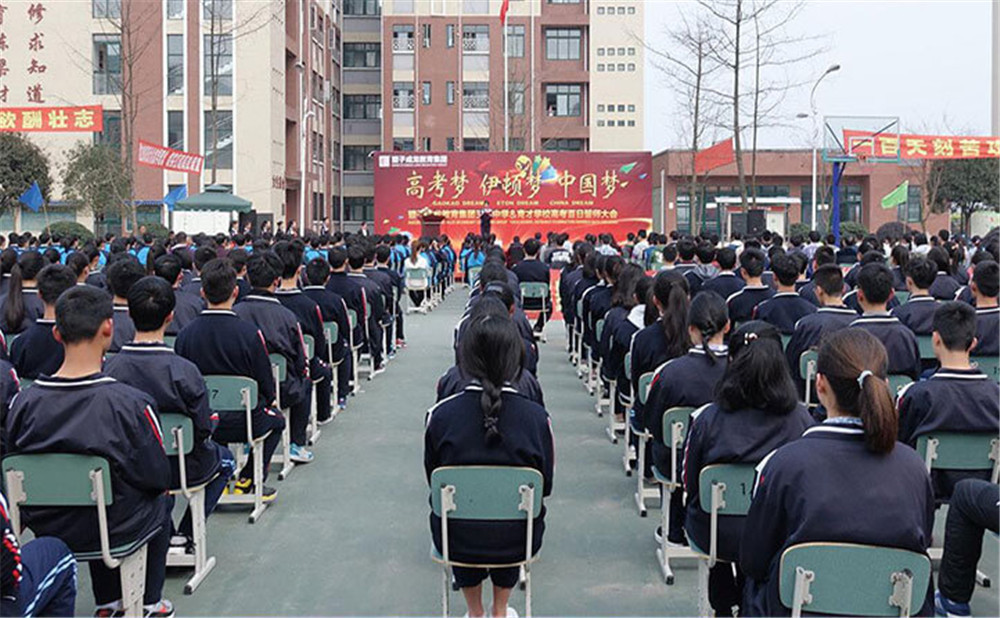 育才學校去年的錄取分數(shù)是多少？