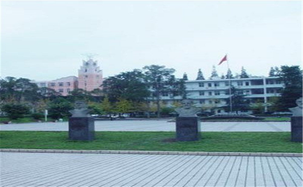 郫縣二中外招生一年的學(xué)費是多少？
