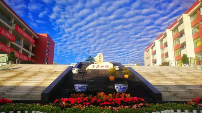 北京第二外國語學(xué)院成都附屬中學(xué)近三年的錄取分?jǐn)?shù)線？