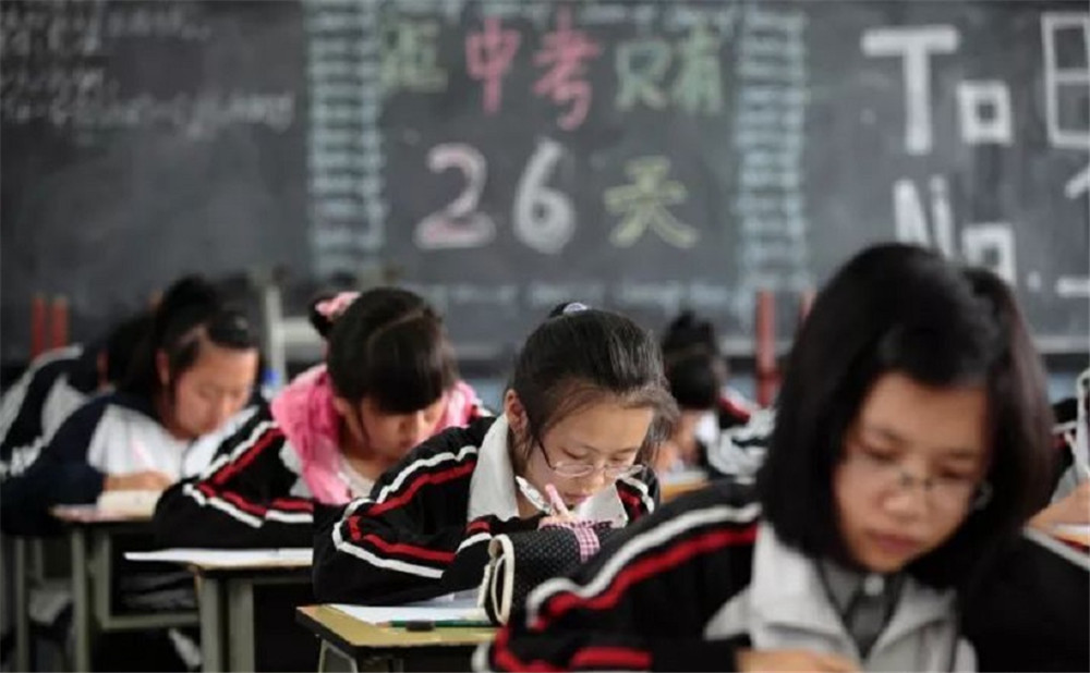 成都實(shí)驗(yàn)外國(guó)語(yǔ)學(xué)校的學(xué)費(fèi)是多少？