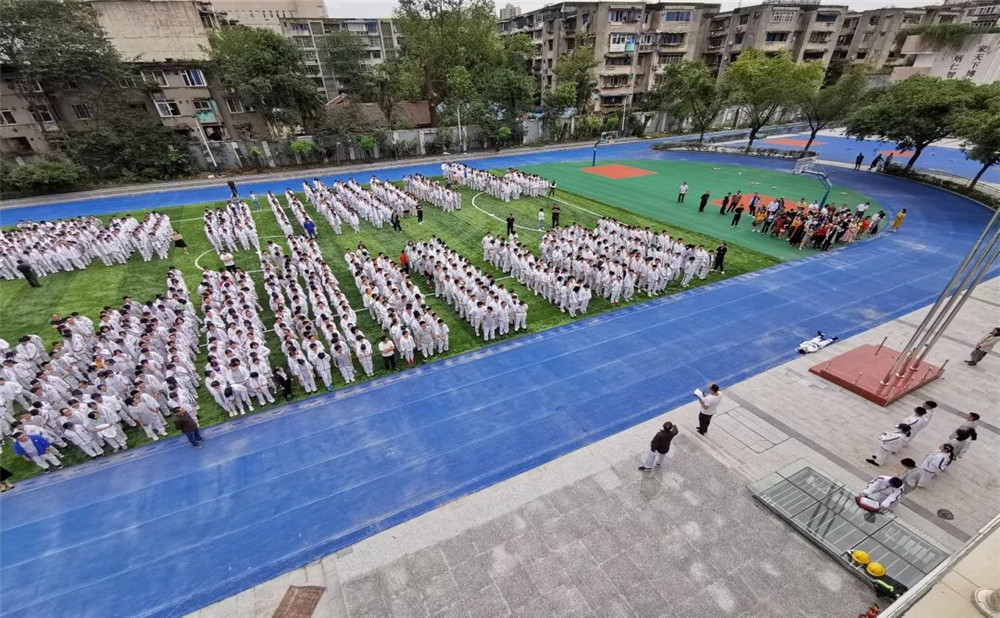 成都市田家炳中學(xué)一年學(xué)費(fèi)是多少？