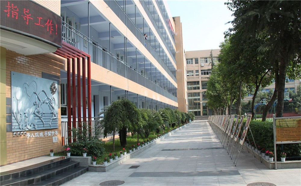 2020年成都大學(xué)附屬中學(xué)計(jì)劃招多少人？