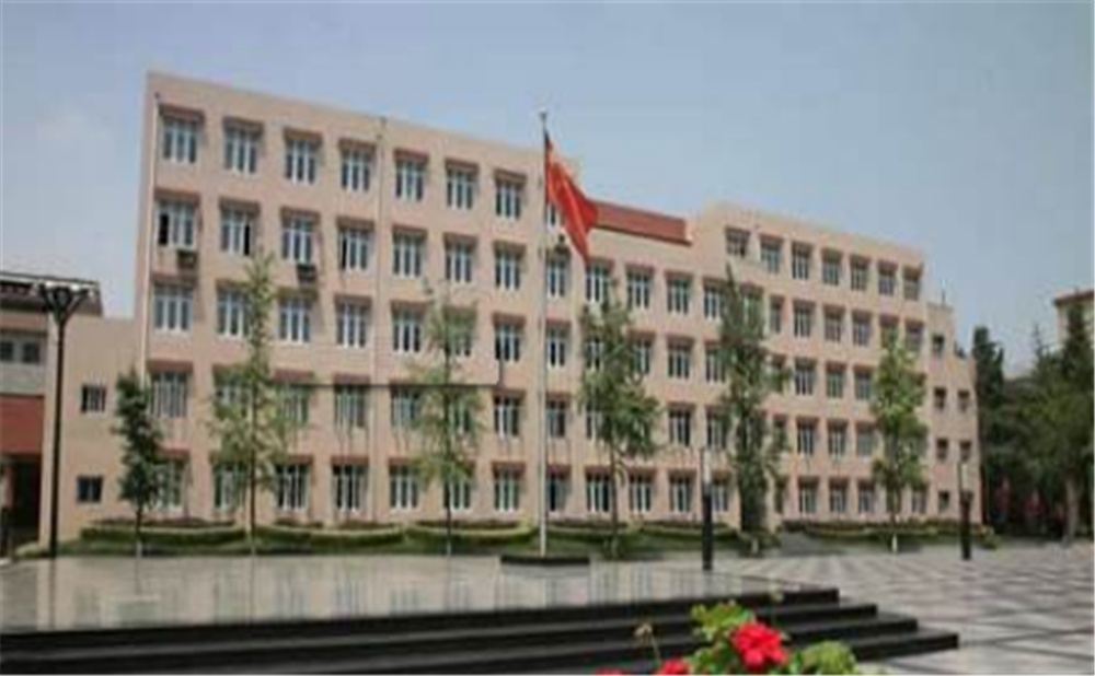 成都西藏中學(xué)高中一年的學(xué)費(fèi)是多少？