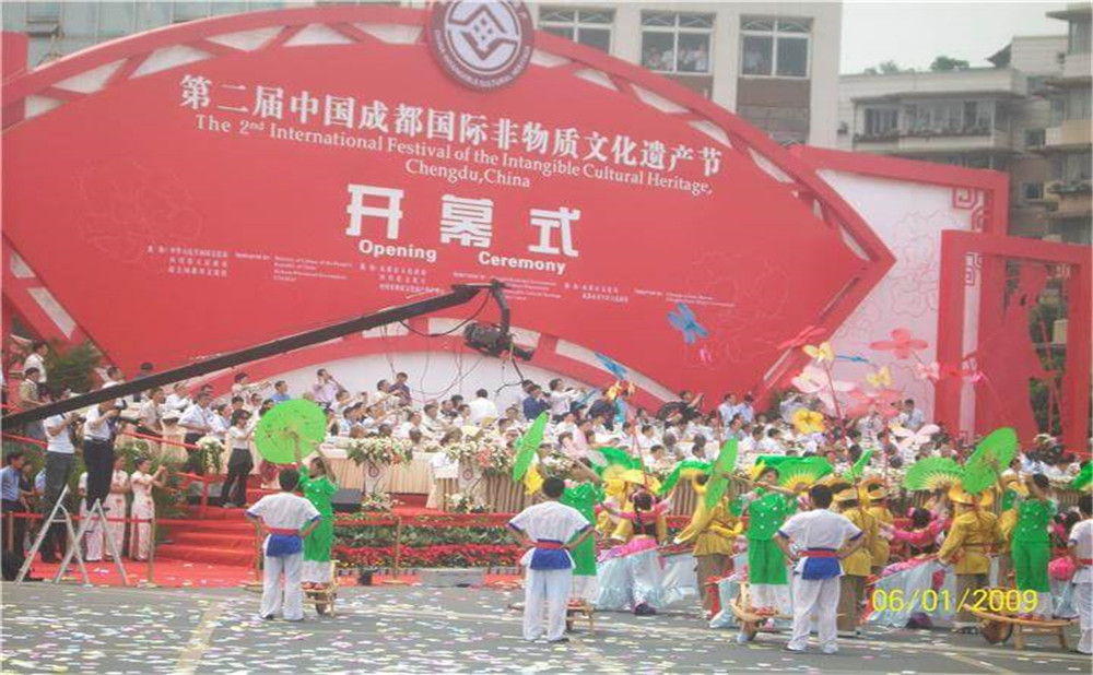 洛帶中學(xué)高中一年的學(xué)費(fèi)是多少？