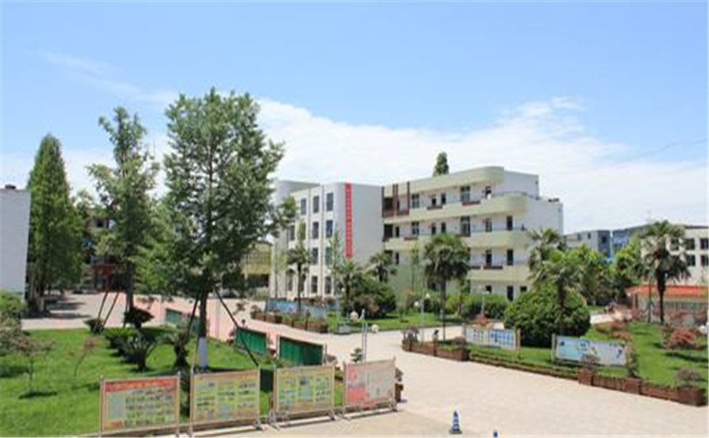 成都市籍田中學(xué)高中一年的學(xué)費(fèi)是多少？