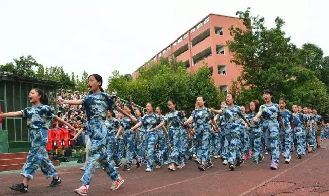 成都新世紀外國語學校高中一年的學費是多少？