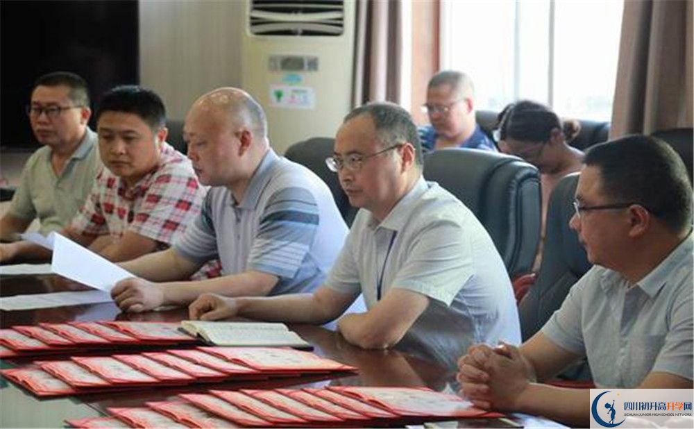 大邑縣實驗中學(xué)高中一年的學(xué)費(fèi)是多少？