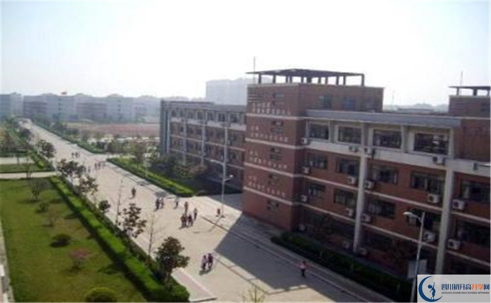 都江堰中學(xué)的學(xué)費(fèi)收費(fèi)標(biāo)準(zhǔn)是多少？