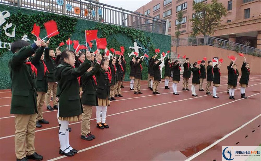 成都實(shí)外新都五龍山學(xué)校的學(xué)費(fèi)大概是多少？
