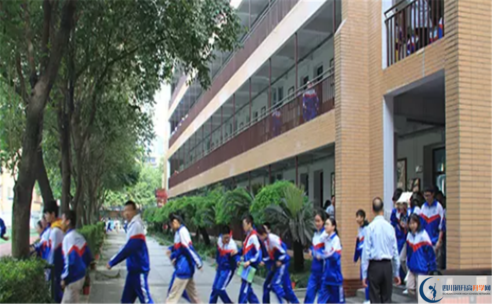 成都大學(xué)附屬中學(xué)的學(xué)費(fèi)大概多少？
