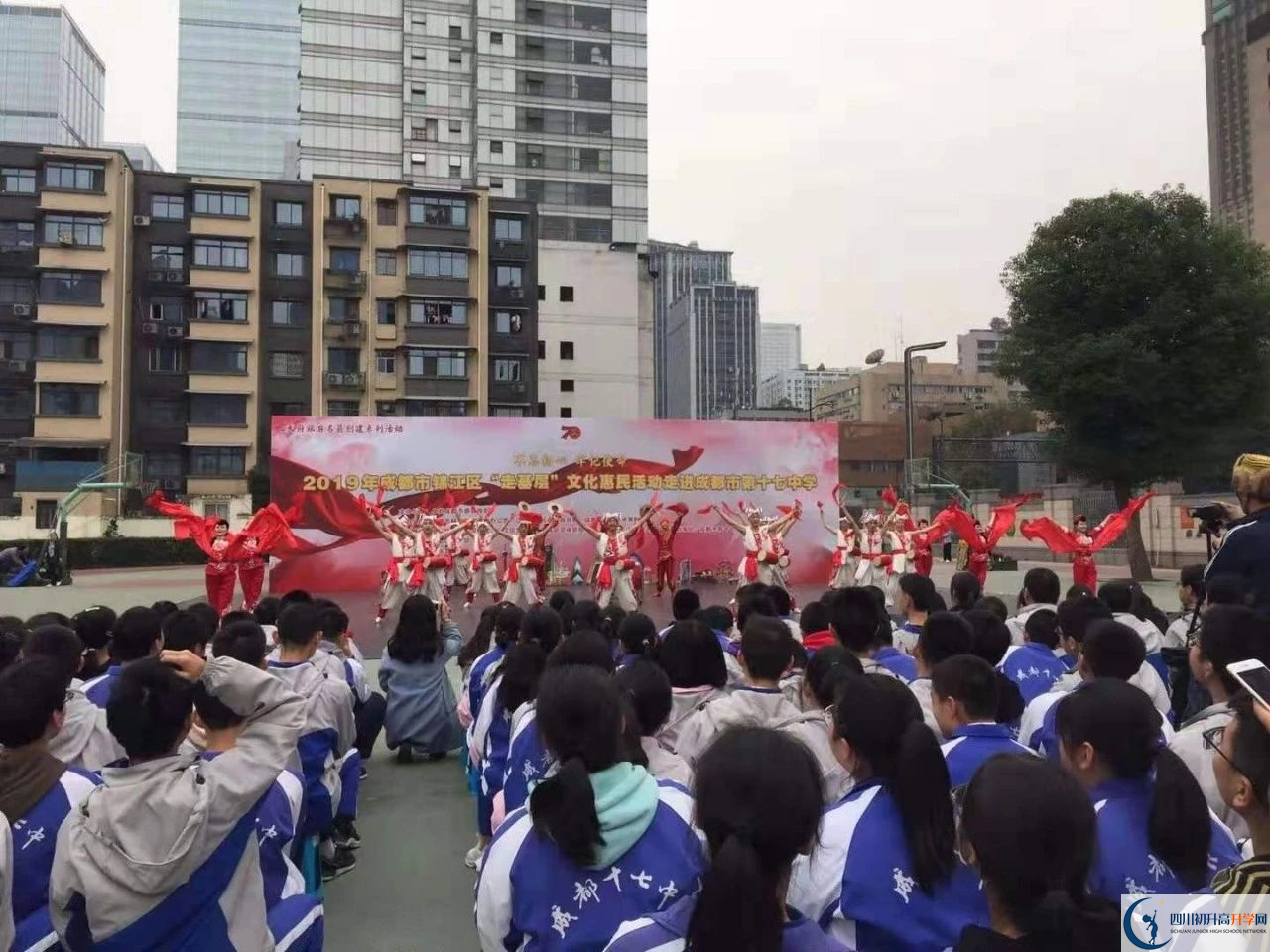 中考成都市第十七中學的招生分數(shù)線是多少？