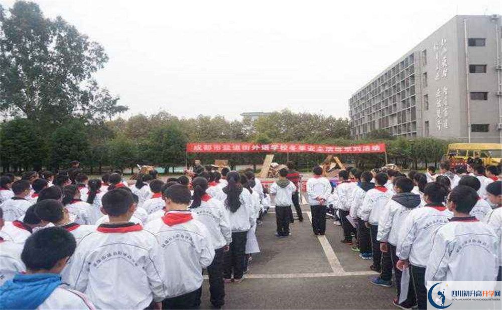 鹽道街外國語學(xué)校一年的學(xué)費(fèi)是多少？