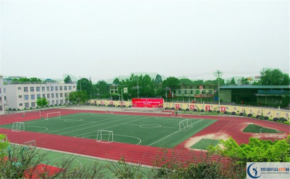 青白江中學(xué)一學(xué)期的學(xué)費(fèi)是多少？
