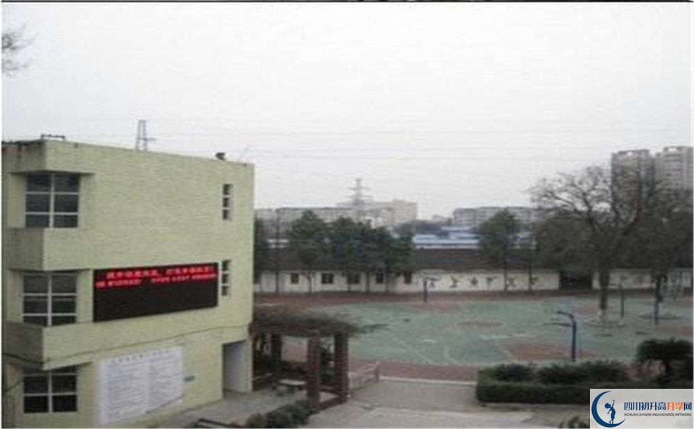 成都市第三十三中學(xué)一學(xué)期的學(xué)費(fèi)是多少？