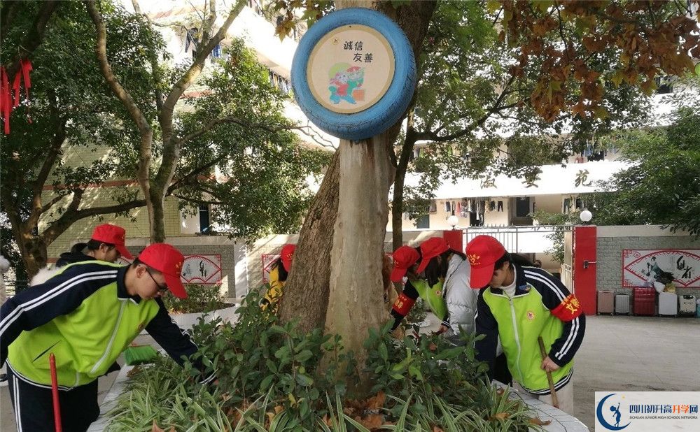 養(yǎng)馬中學(xué)一學(xué)期的學(xué)費(fèi)是多少？