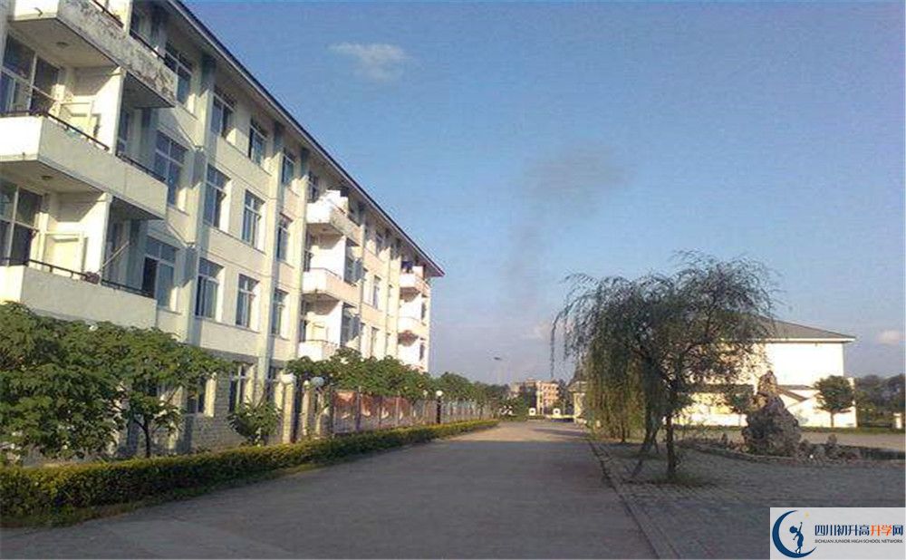 淮口中學(xué)的學(xué)費(fèi)一期是多少？