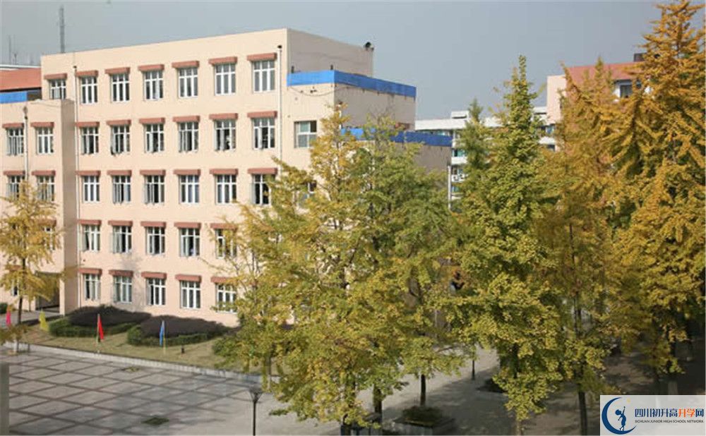 成都西藏中學的高中住宿怎么樣？