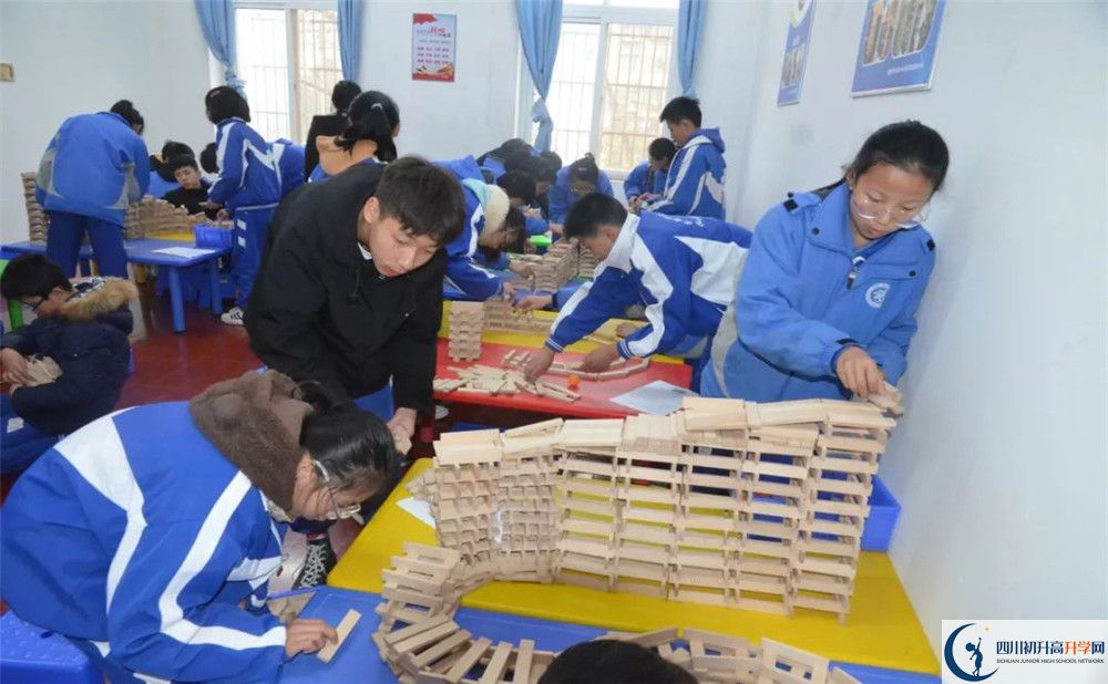 成都華西中學實驗班人數(shù)是多少？