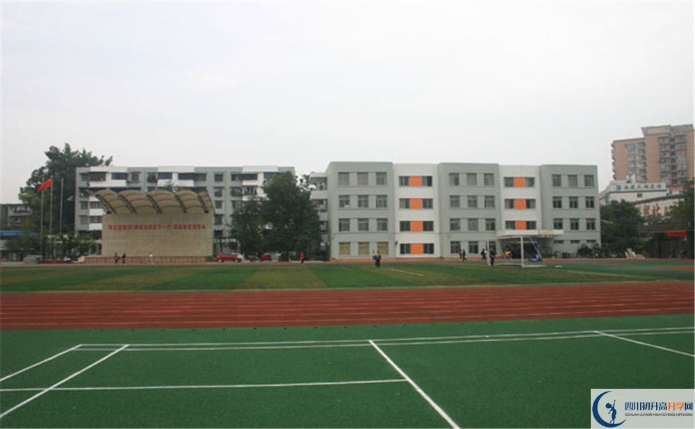 成都鐵路中學實驗班學費貴嗎？