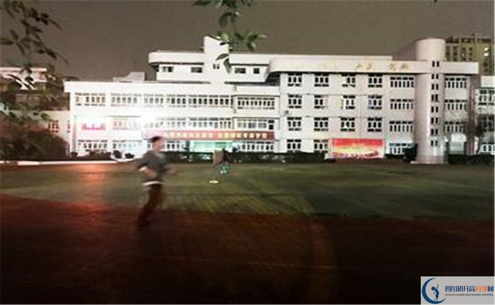 成都市第十七中學補課嗎？