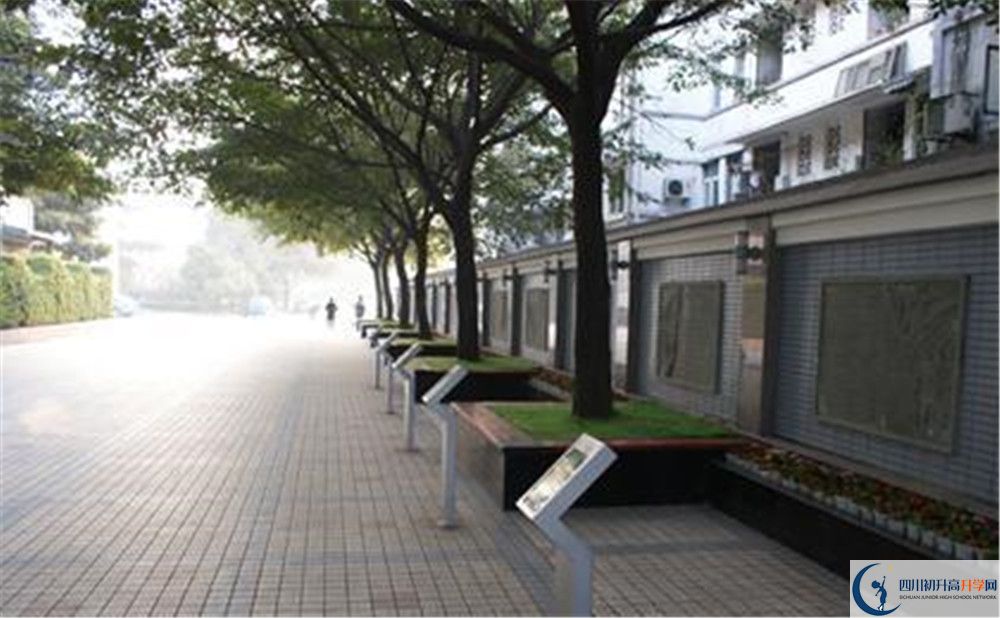 成都市田家炳中學在校學生總人數是多少？