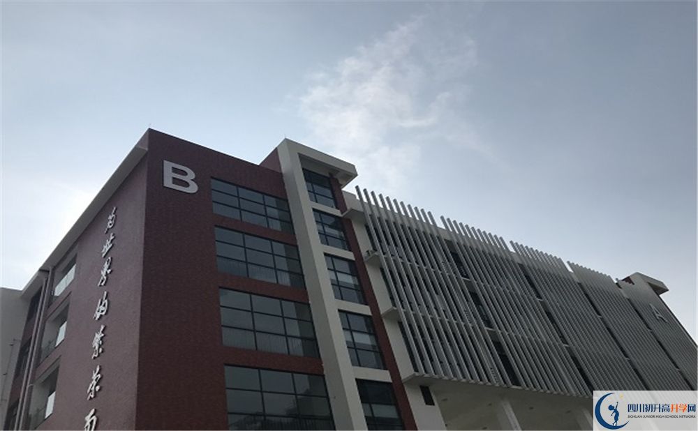北京第二外國語學(xué)院成都附屬中學(xué)在校學(xué)生總?cè)藬?shù)是多少？