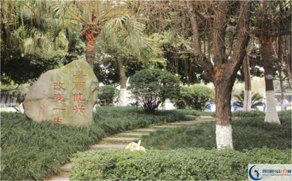 成都石室佳興外國(guó)語(yǔ)學(xué)校在校學(xué)生總?cè)藬?shù)是多少？