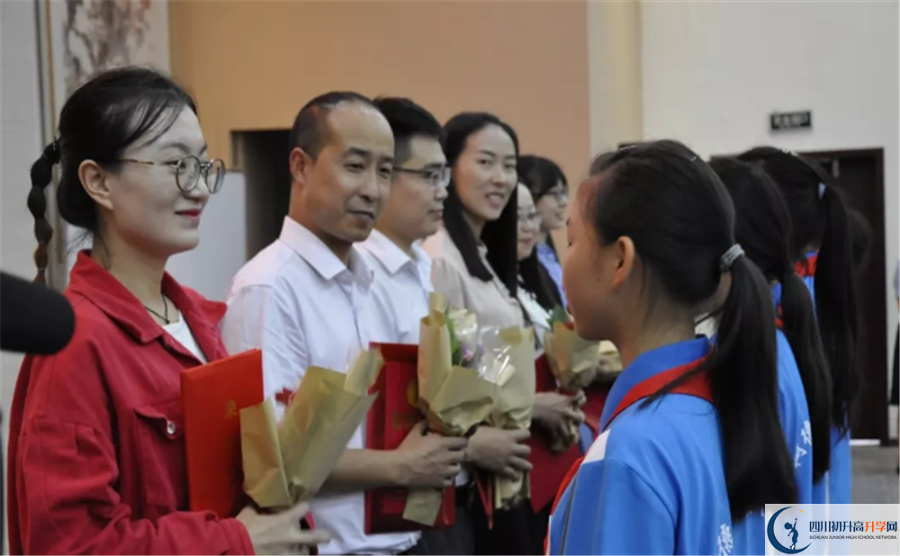 川化中學在校學生總?cè)藬?shù)是多少？