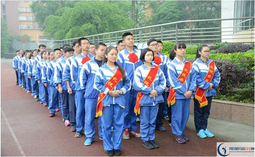溫江中學(xué)在校學(xué)生總?cè)藬?shù)是多少？
