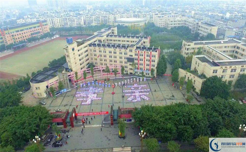 溫江二中在校學(xué)生總?cè)藬?shù)是多少？