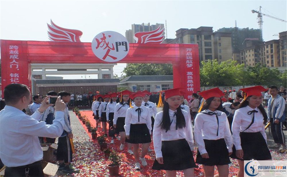 淮口中學在校學生總人數(shù)是多少？